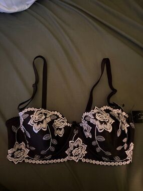 Rene Rofe Black Lace Floral Embroidered Lightly Lined Convertible Bra